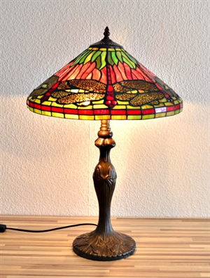 tiffany bordlampe DT170 rød grøn skærm med kæmpe guldsmede h59cm ø40cm - Se Tiffany lamper